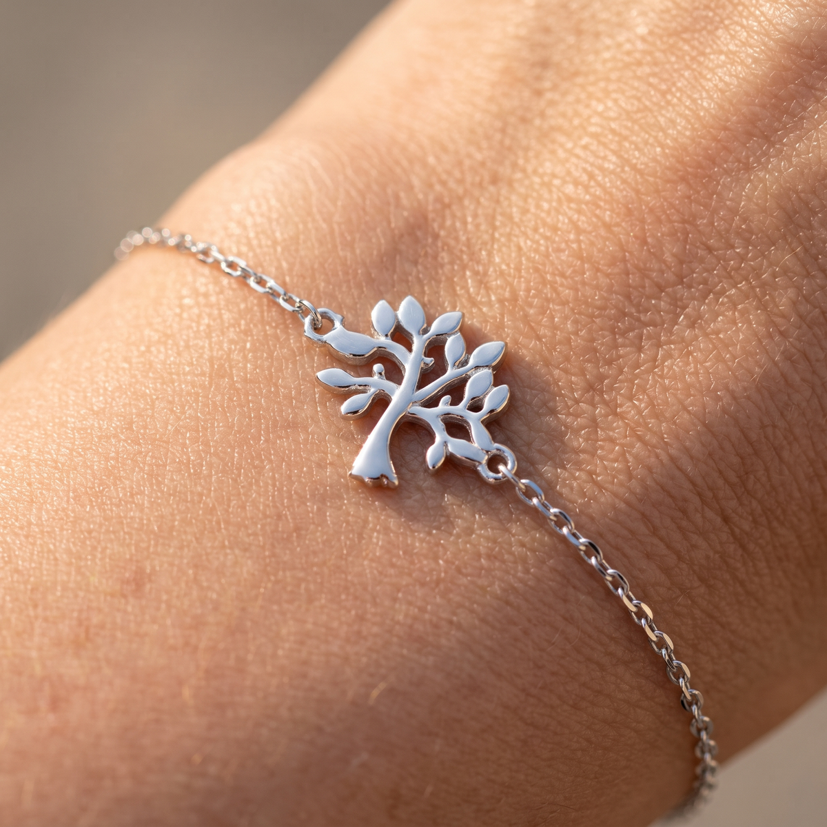 Armband Lebensbaum Weißgold, getragen