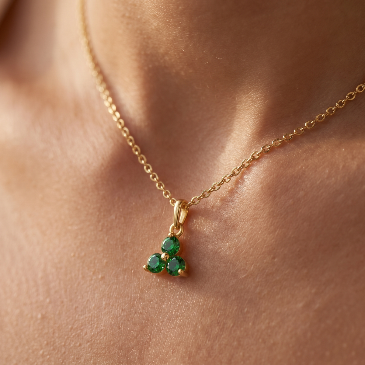 Collier 3 Zirkonia grün Gold 585, getragen