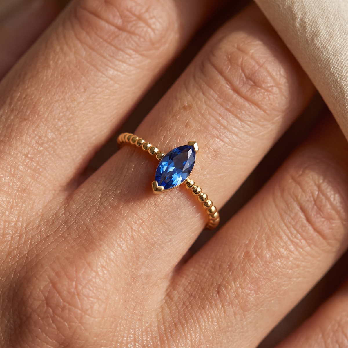 Damenring Zirkonia blau Gold 585, getragen