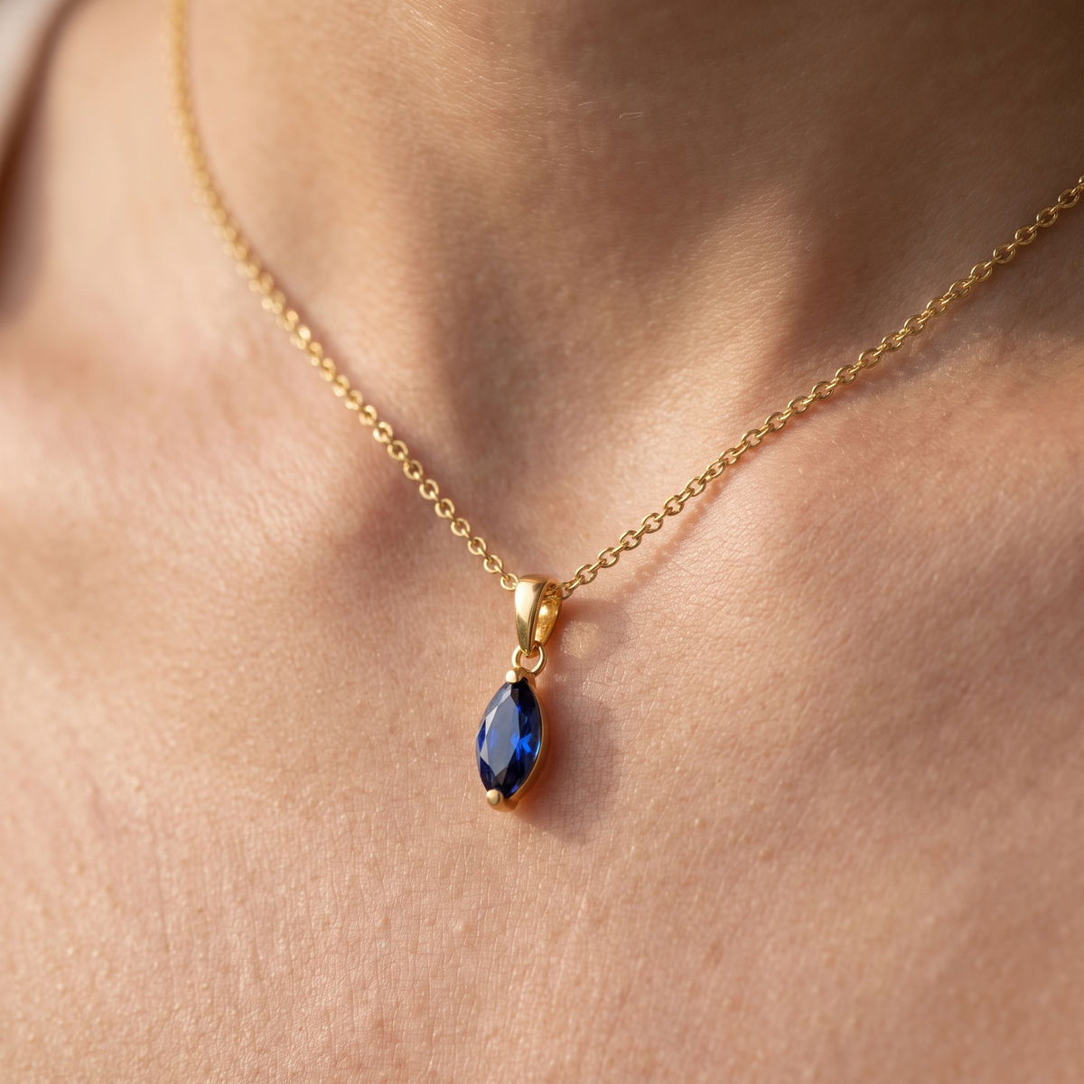 Collier Zirkonia blau, Nahaufnahme