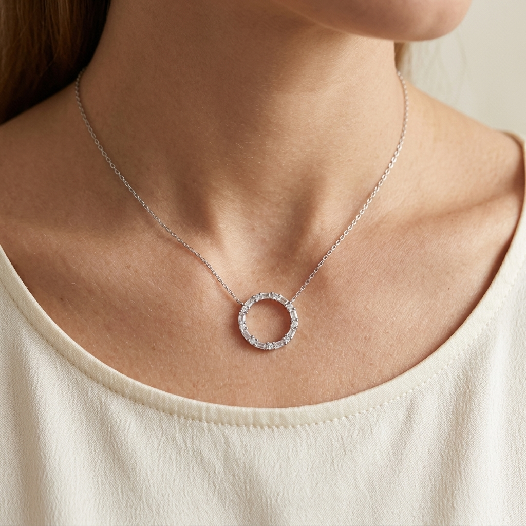 Collier Kreis mit Zirkonia getragen
