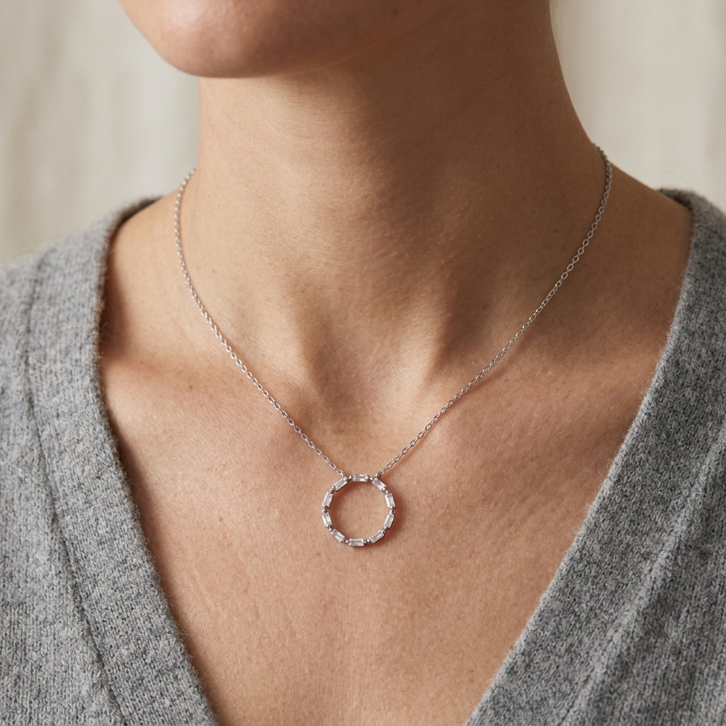 Collier Kreis Baguette getragen