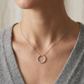 Collier Kreis Baguette getragen
